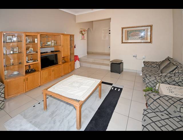 3 BEDROOM HOUSE FOR SALE IN CROSBY